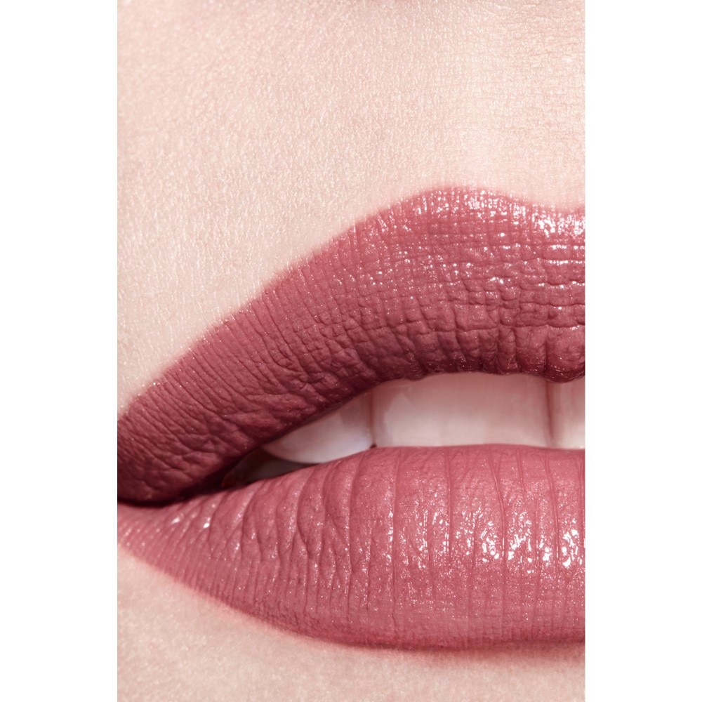 LA BARRA DE LABIOS SATINADA DE LARGA DURACI&Oacute;N, TRATAMIENTO HIDRATANTE Y ALISANTE